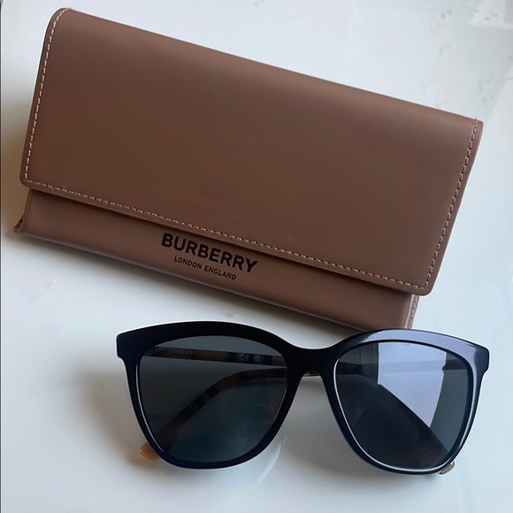 Burberry Clare Black Sunglasses with Case - Picture 1 of 4